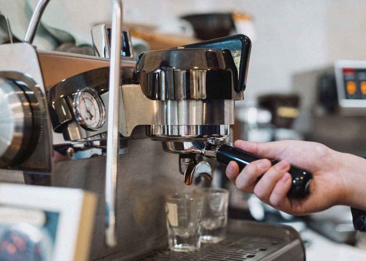 Espresso grind consistency affecting extraction quality