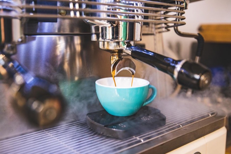 Digital scale measuring espresso yield during extraction for precise brew ratio